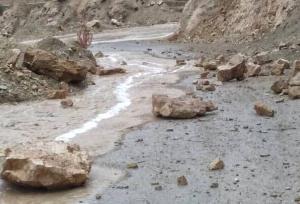 ریزش کوه در جاده‌های روستایی هماگ بندرعباس بر اثر بارندگی‌های شدید