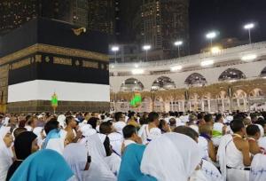 پایین پریدن یکی از زائران حج عمره از طبقات فوقانی مسجدالحرام+ فیلم