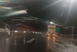 جاده‌های میامی لغزنده است؛ بارش برف و باران