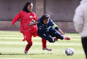 گام‌های بزرگ فوتبال زنان روی زیرساخت‌های ضعیف/ مثل آقایان عقب نمانند!
