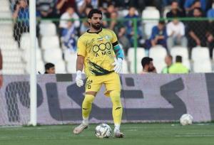 مصدومیت گلر استقلال پس از دریافت گل در بازی با آلومینیوم