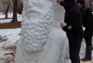 سردیس کوروش بزرگ در شیراز از برف ساخته شد