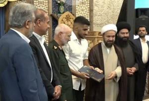 پهلوان غلام‌رضا فرخی قهرمان کشتی جهان‌ خادم حرم شاهچراغ (ع) شد