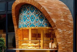 عکس یک کروسان‌فروشی با معماری ایرانی در مشهد!