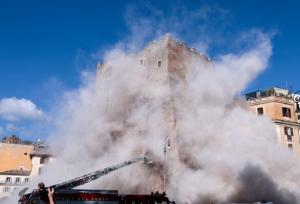 فرو ریختن بخشی از برج قرون وسطایی در مرکز رم ایتالیا+فیلم