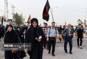 پیمودن مسیر عاشقی نجف تا کربلا در گرمای ۶۰ درجه عراق