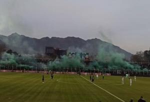 آتش‌بازی هواداران خیبر در جریان دیدار با استقلال