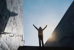 تحلیل راهبردهای رسمی دولت در تقویت تاب‌آوری اجتماعی و توانمندسازی محلات