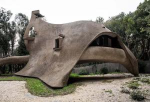 خانه‌ای مدرن در ایتالیا که شبیه یک نهنگ است!