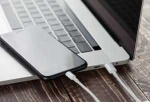 واردات موبایل مسافری و پستی براساس نرخ ارز «تالار دوم»