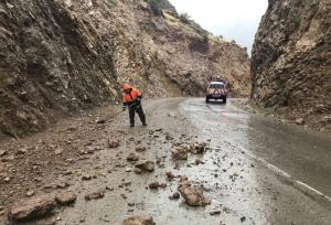 وقوع ۱۱۵ مورد ریزش در محورهای کرمانشاه در پی بارش‌های شدید