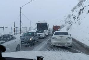 آغاز بارش برف و باران در محور کندوان و گدوک