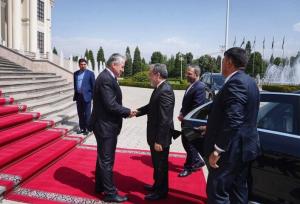 وزیر خارجه تاجیکستان به استقبال عراقچی رفت