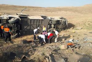 ۱۲ مسافر در واژگونی اتوبوس در جاده شیراز به سروستان مصدوم شدند