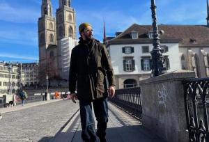 استایل بازیگر سریال پایتخت در خیابان‌های کپنهاگ