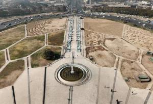 عملیات بازپیرایی چمن‌های میدان آزادی پس از ۱۵ سال آغاز شد