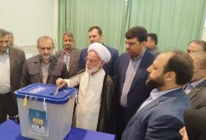 نماینده ولی فقیه در استان مرکزی رأی خود را به صندوق انداخت