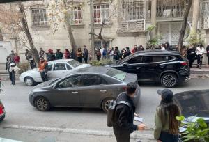 صف عجیب مردم مقابل یک کافه کریسمسی در تهران!