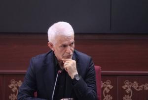 انتقاد معاون وزیر از نتایج اخیر شمشیربازی و اسکیت، باید رسیدگی شود