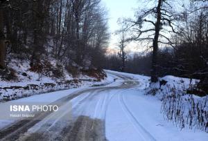چشم روشنی مازندران با بارش برف پاییزی/ ۲۰ روستای بخش لاریجان آمل سفیدپوش شد