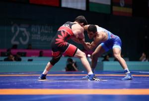 صعود رحمان عموزاد به فینال کشتی آزاد کشورهای اسلامی/ شکست مومنی مقابل آذربایجان