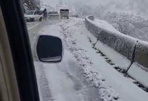 تردد در جاده مریوان- سقز فقط با زنجیر چرخ امکانپذیر است
