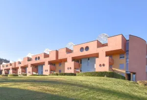 معماری جالب و سرزنده این واحد مسکونی محو‌تان می‌کند