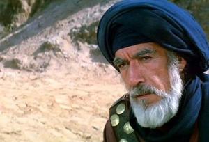 فلوت‌نوازی «آنتونی کوئین» کنارِ پنجره خانه‌اش