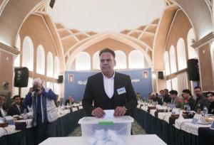 حضور پُررنگ و عجیب رئیس هیئت فوتبال یک استان در تهران و کنار زمین + عکس