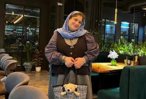 استایل کودکانه بازیگر قهوه پدری در یک کافه لاکچری