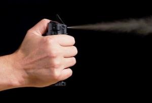 با کدام منطق بازیگرها شوکر و اسپری اشک‌آور داشته باشند؟