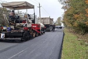 عملیات روکش آسفالت محور روستایی سلکی‌سر - عزیزکیان رشت اجرا شد