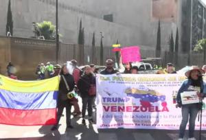 معترضان مکزیکی سفارت آمریکا را با سنگ مورد حمله قرار دادند