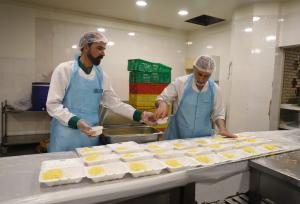 توزیع بیش از ۳۵۰۰ وعده غذای گرم در طرح «اطعام غدیر» در سیریک