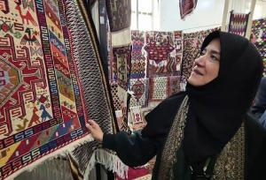 بازدید معاون وزیر میراث‌فرهنگی و صنایع دستی از نمایشگاه گلیم عنبران