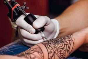 تتو و پرسینگ دروازه ورود «اچ آی وی» به بدن