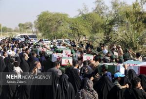 تشییع ۱۴ شهید گمنام در بندرعباس آغاز شد