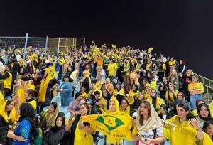 استقبال پرشور هواداران خانم آبادانی از بازی نفت - البرز