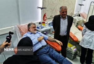استاندار تهران با اهدای خون به پویش «مهر حسینی» پیوست