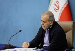 پزشکیان: تصمیم گرفتیم دلار را را به آخر زنجیره بدهیم