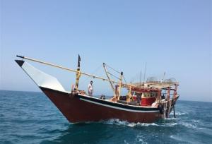 توقیف لنج صیادی غیرمجاز و کشف ۵۰۰ کیلوگرم آبزیان در آب‌های کیش