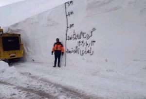 گردنه‌ای در محاصره؛ ارتفاع برف به ۵ متر رسید!