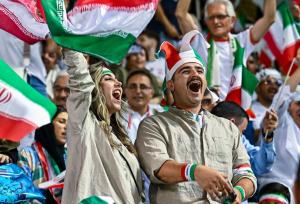 تصاویر پربازدید از تماشاگران ایرانی در بازی ایران و قطر