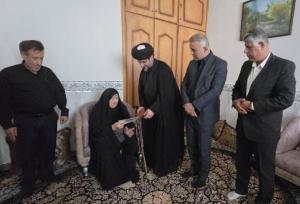 مسئولان شهرستان گناوه به دیدار مادر شهید «حاصل زارعی» رفتند