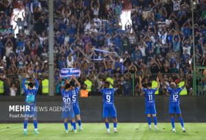 تشویق سه بازیکن استقلال از سوی هواداران/ آبی‌ها خواستار لغو بازی شدند!