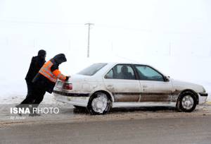 امدادرسانی به ۳۵۰ خودروی گرفتار برف در لرستان