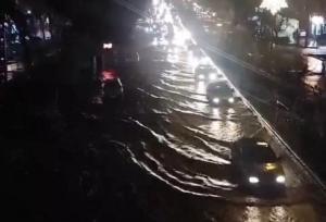 نمایی از آبگرفتگی خیابان‌های سقز به دلیل شدت بارندگی