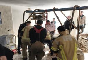 نجات ۲ کارگر گرفتار در چاه ۲۵ متری در بلوار آفریقا