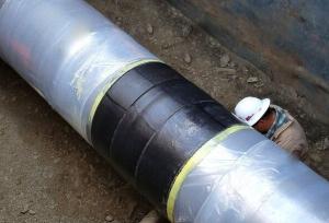 رفع نشتی بنزین در محدوده پل ۱۷ شهریور یزد