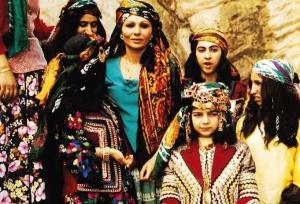 فرح دیبا در میان زنان لرستانی سال ۱۳۵۶